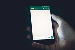 Smartphone mit einer WhatsApp-Nachricht