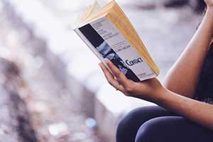 eine Frau die ein Buch liest